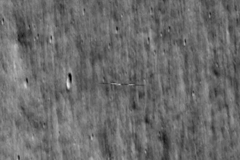 Σε τροχιά γύρω από τη Σελήνη κάτι που μοιάζει με σανίδα του σερφ - To απίστευτο βίντεο και η εξήγηση