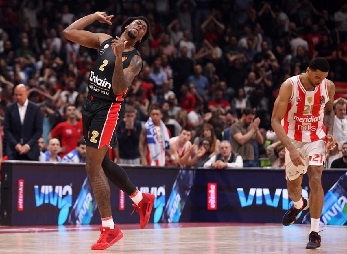 epa11259329 Olympiacos’ Moses Wright cheers during the Euroleague basketball match between Red Star Belgrade and Olympiacos Piraeus in Belgrade, Serbia, 04 April 2024.  EPA