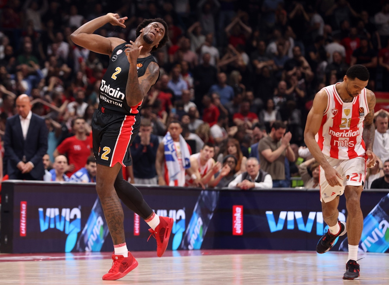 epa11259329 Olympiacos’ Moses Wright cheers during the Euroleague basketball match between Red Star Belgrade and Olympiacos Piraeus in Belgrade, Serbia, 04 April 2024.  EPA