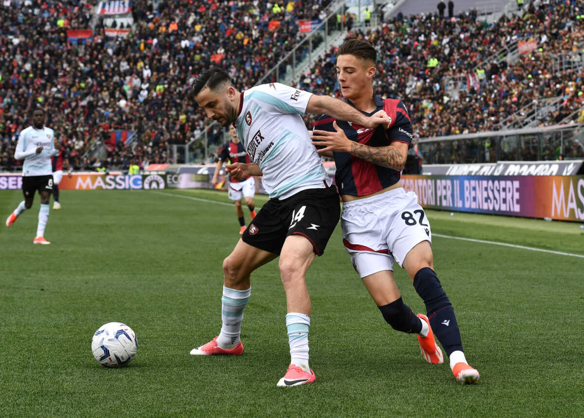 Soccer Football - Serie A - Bologna v Salernitana - Stadio Renato Dall'Ara, Bologna, Italy - April 1, 2024 Bologna's Kacper Urbanski in action with Salernitana's Kostas Manolas REUTERS