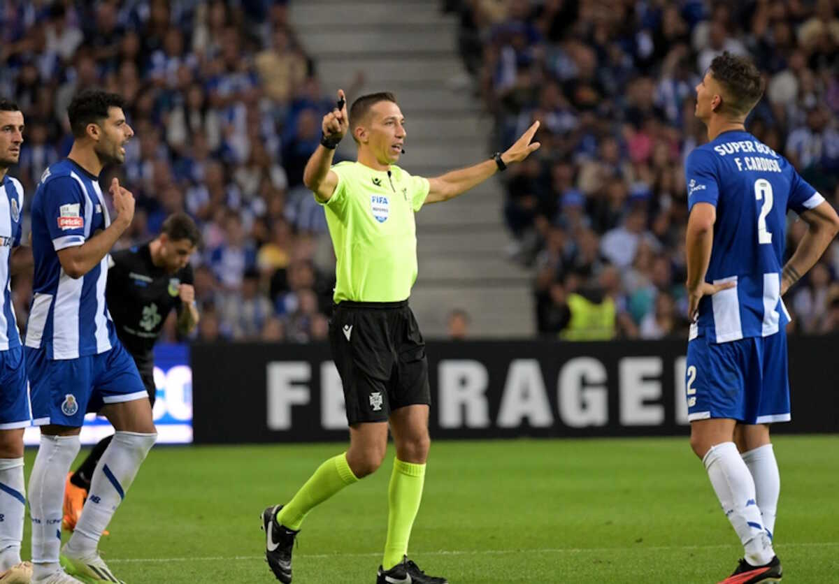epa10838571 The referee Miguel Nogueira canceled a penalty after consulting the VAR assistants during the Portuguese First League soccer match, between FC Porto and FC Arouca, at Dragao stadium in Porto, Portugal, 03 September 2023.  EPA