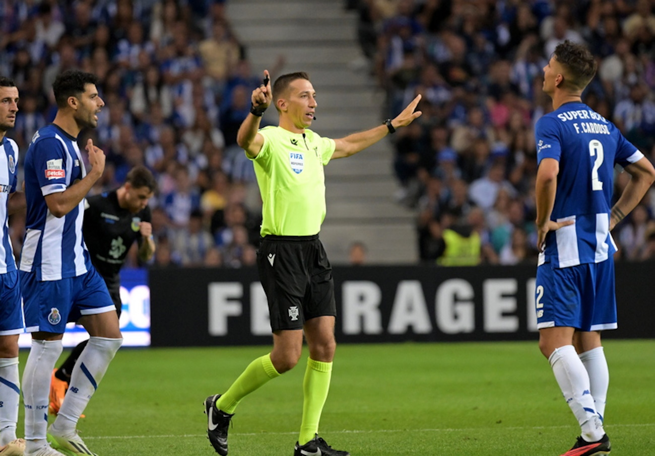 epa10838571 The referee Miguel Nogueira canceled a penalty after consulting the VAR assistants during the Portuguese First League soccer match, between FC Porto and FC Arouca, at Dragao stadium in Porto, Portugal, 03 September 2023.  EPA