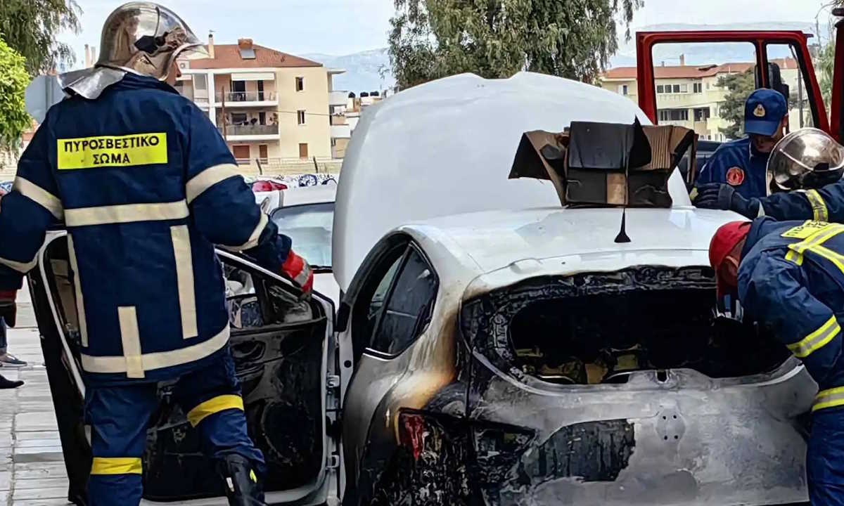 Ναύπλιο: Αυτοκίνητο έγινε παρανάλωμα του πυρός μετά από έκρηξη – Εικόνες που σοκάρουν