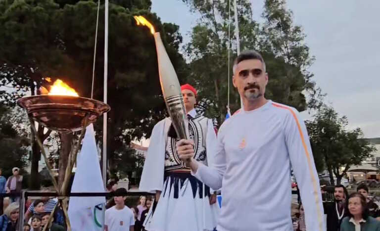 Ο Νίκος Λυμπερόπουλος άναψε με την Ολυμπιακή Φλόγα το βωμό στα Φιλιατρά
