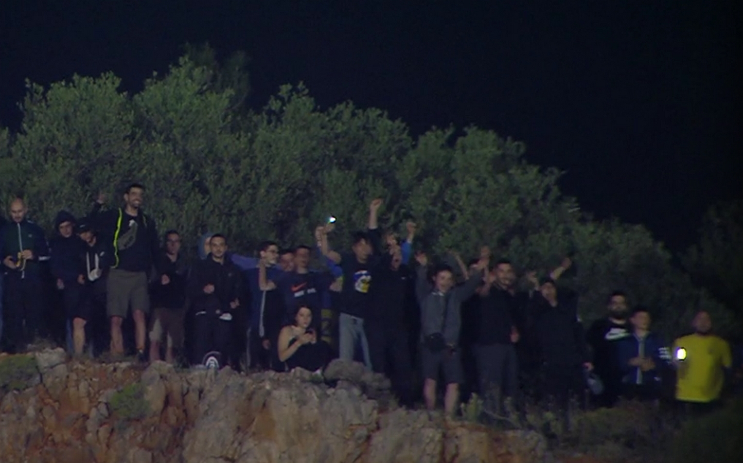 Κηφισιά – Παναιτωλικός: Οπαδοί των φιλοξενούμενων είδαν την αναμέτρηση από τα βράχια δίπλα στο γήπεδο