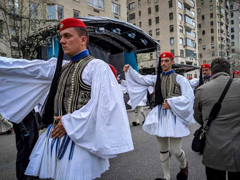 Νέα Υόρκη: H καρδιά του ελληνισμού χτύπησε στο Μανχάταν – To σύνθημα που κυριάρχησε στην Εθνική Παρέλαση