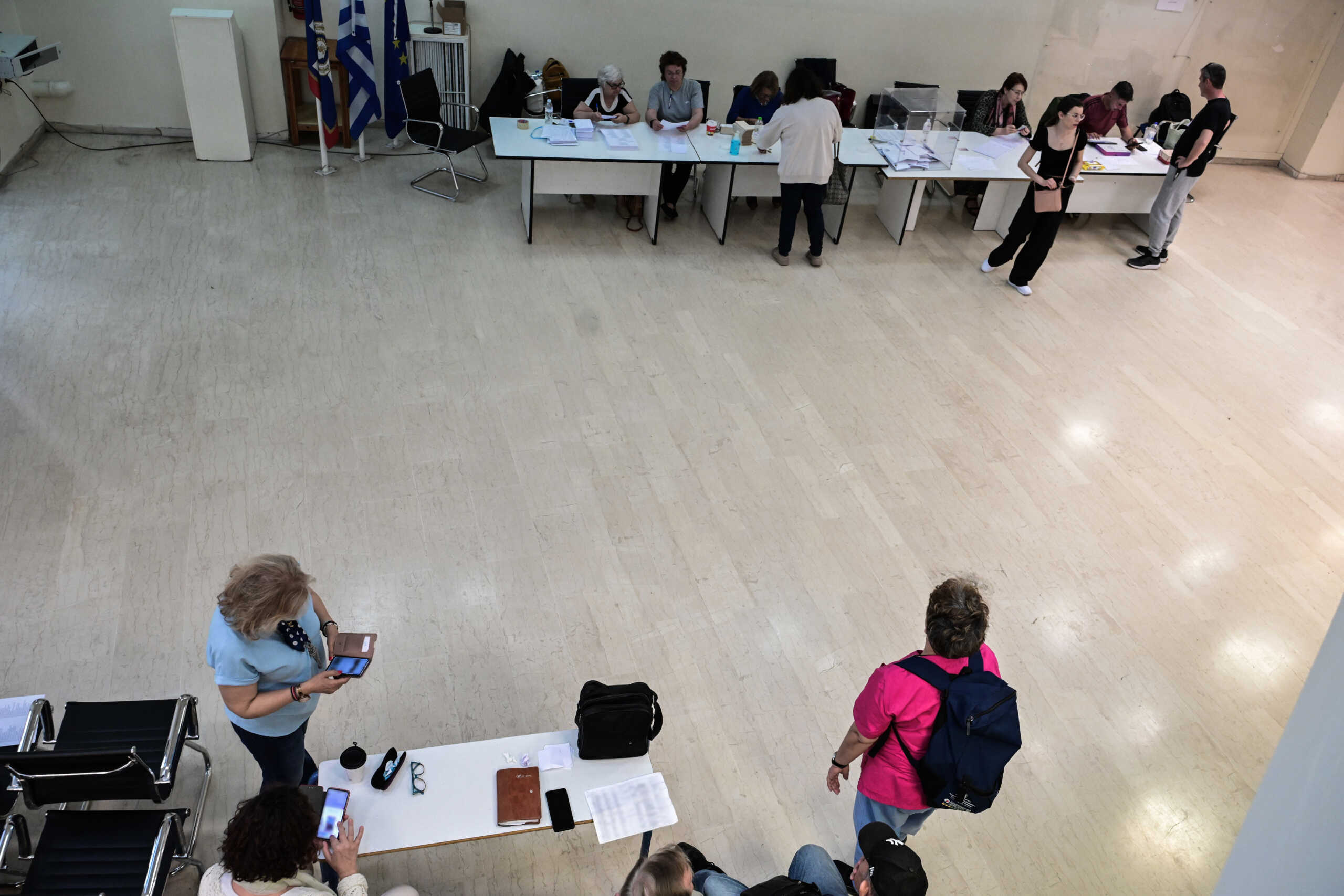 Προκριματικές εκλογές για τους υποψήφιους για το ευρωψηφοδέλτιο του ΣΥΡΙΖΑ - Προοδευτική Συμμαχία, Κυριακή 14 Απριλίου 2024. Στιγμιότυπο από εκλογικό κέντρο στην οδό Πανόρμου στην Αθήνα. 
(ΤΑΤΙΑΝΑ ΜΠΟΛΑΡΗ