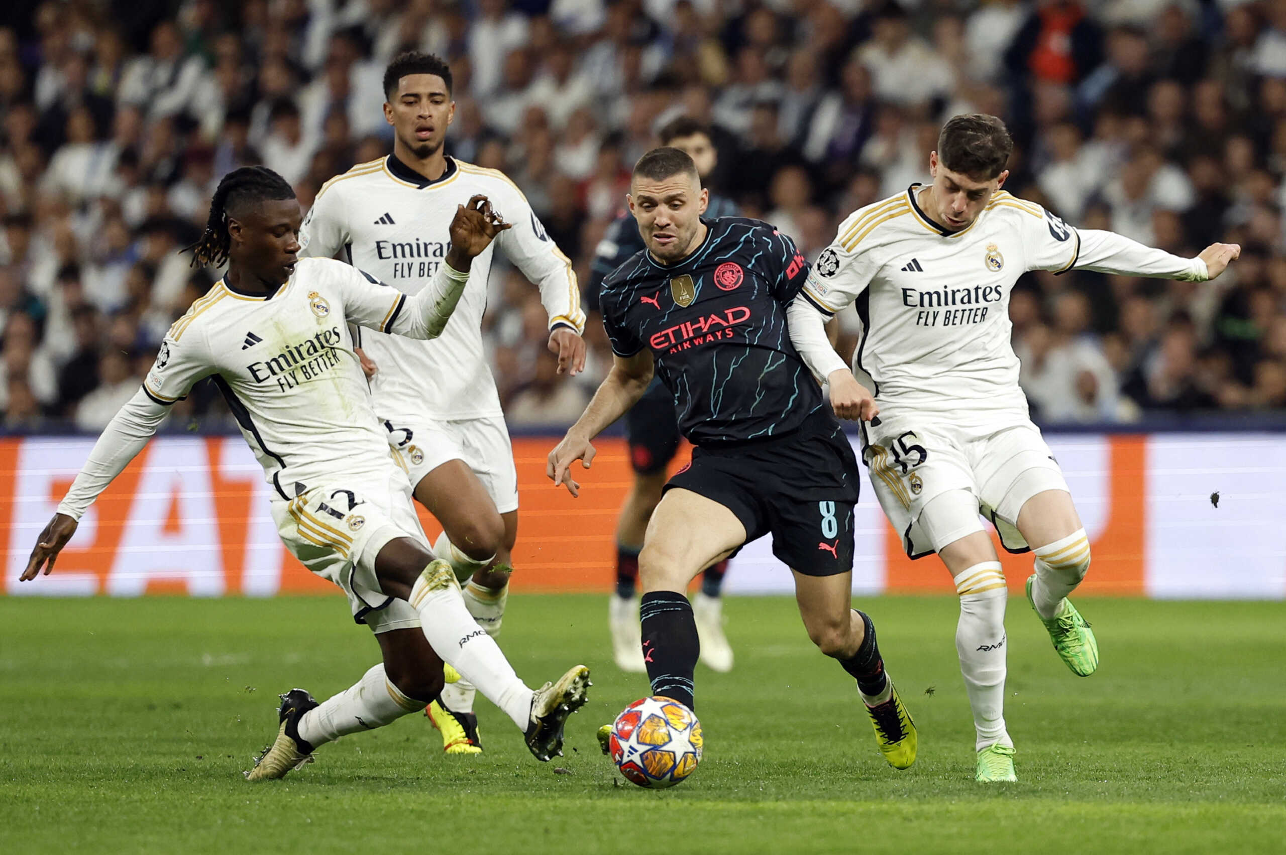 Soccer Football - Champions League - Quarter Final - First Leg - Real Madrid v Manchester City - Santiago Bernabeu, Madrid, Spain - April 9, 2024 Real Madrid's Eduardo Camavinga and Federico Valverde in action with Manchester City's Mateo Kovacic REUTERS