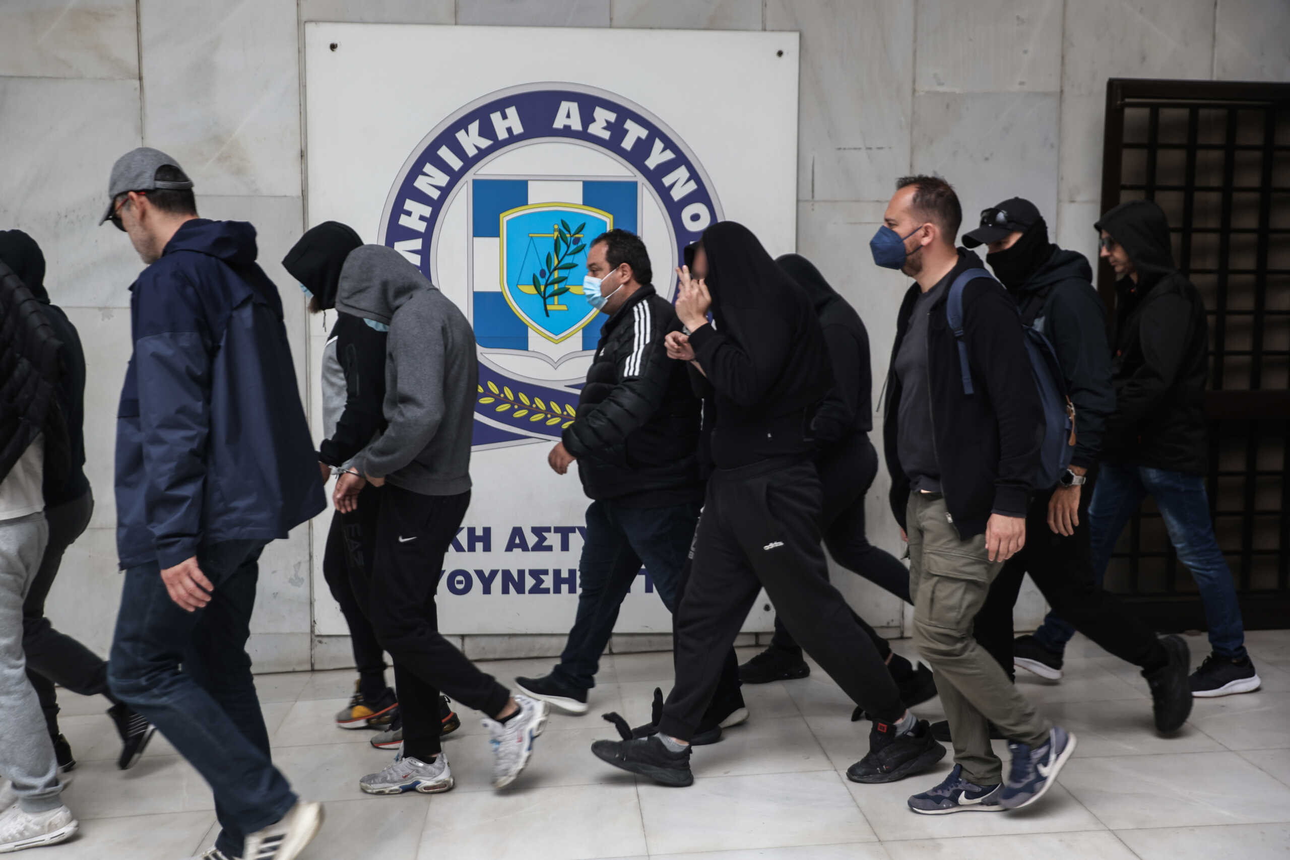 Απολογία στον εισαγγελέα των 64 συλληφθέντων για την υπόθεση του θανάσιμου τραυματισμού του 31χρονου αστυνομικού των ΜΑΤ Γιώργου Λυγγερρίδη στου Ρέντη, μετά την στοχευμένη αστυνομική επιχείρηση που ξεκίνησε το βράδυ της Κυριακής από την Υποδιεύθυνση Αντιμετώπισης Βίας στους Αθλητικούς Χώρους σε συνεργασία με άλλες υπηρεσίες της ΕΛ.ΑΣ., Τρίτη 23 Απριλίου 2024. 
(ΓΙΑΝΝΗΣ ΠΑΝΑΓΟΠΟΥΛΟΣ