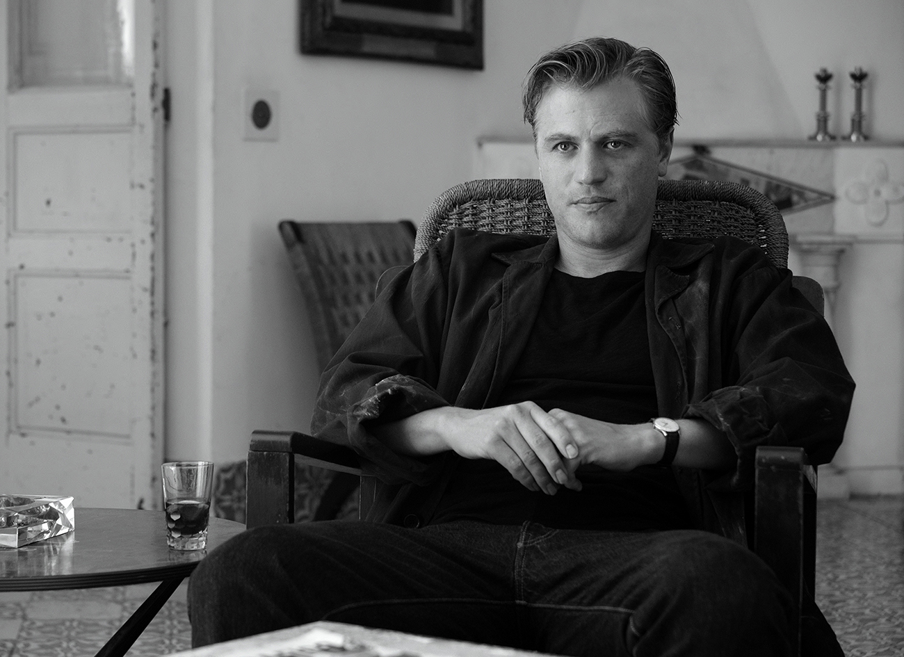 Ripley. Johnny Flynn as Dickie Greenleaf in Episode 102 of RIPLEY. Cr. Courtesy of Netflix © 2024