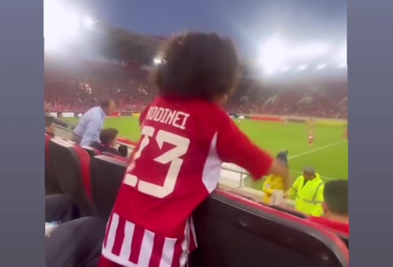 Η κόρη του Ροντινέι τραγουδάει τον ύμνο του Ολυμπιακού