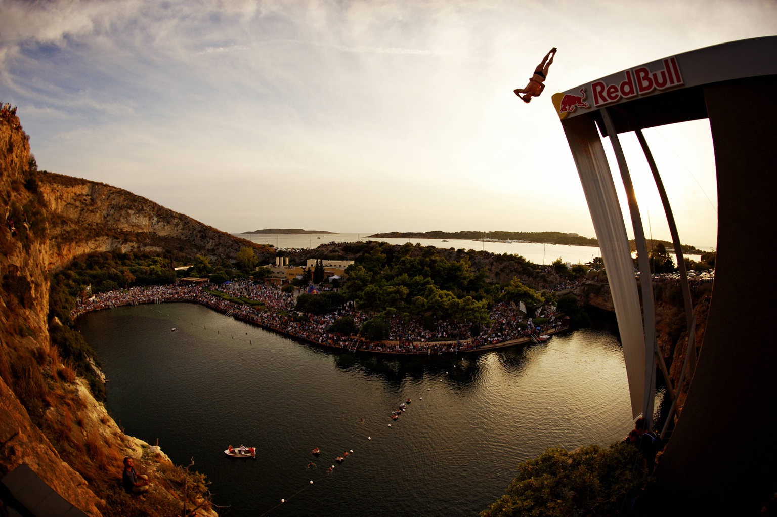 Red Bull Cliff Diving: Έχεις δει βουτιές από τα… 27 μέτρα;