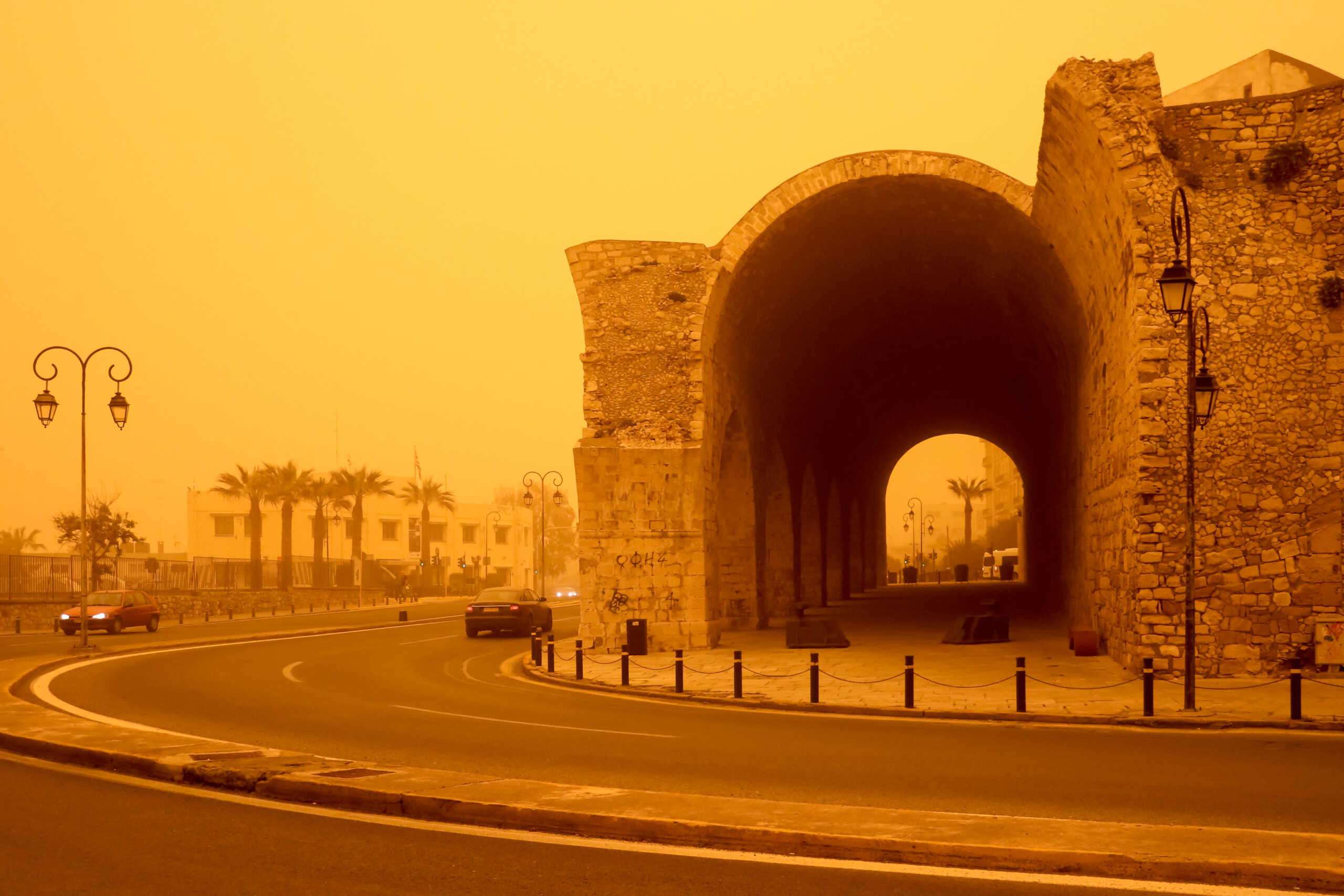 Αφρικανική σκόνη στην Κρήτη: «Σαχάρα» το Ηράκλειο με την ατμόσφαιρα αποπνικτική σε Χανιά, Ρέθυμνο και Λασίθι