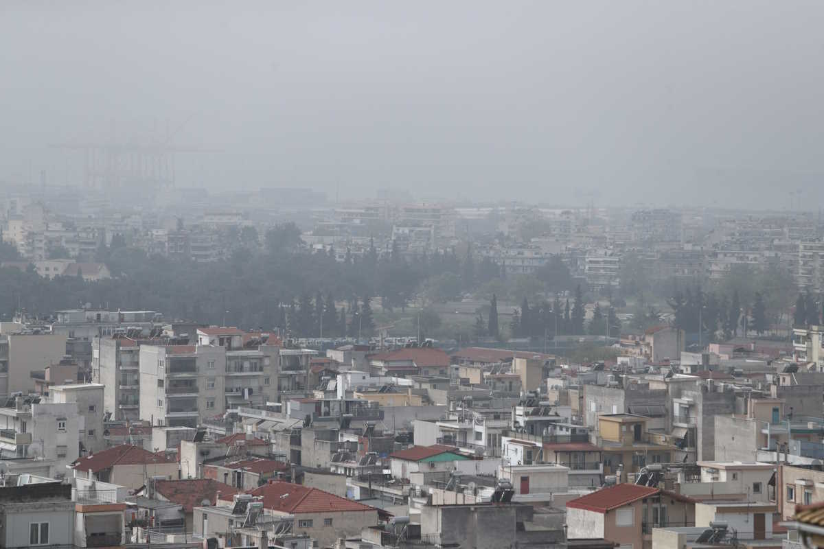 Σκόνη που μεταφέρθηκε, λόγω μετεωρολογικών συνθηκών από την βόρεια Αφρική σκέπασε την ατμόσφαιρα πάνω από την Θεσσαλονίκη, Κυριακή 31 Μαρτίου 2024. 
(ΒΑΣΙΛΗΣ ΒΕΡΒΕΡΙΔΗΣ