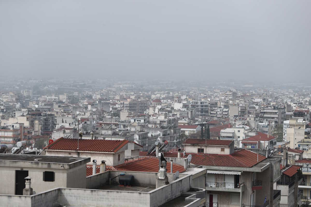 Σκόνη που μεταφέρθηκε, λόγω μετεωρολογικών συνθηκών από την βόρεια Αφρική σκέπασε την ατμόσφαιρα πάνω από την Θεσσαλονίκη, Κυριακή 31 Μαρτίου 2024. 
(ΒΑΣΙΛΗΣ ΒΕΡΒΕΡΙΔΗΣ