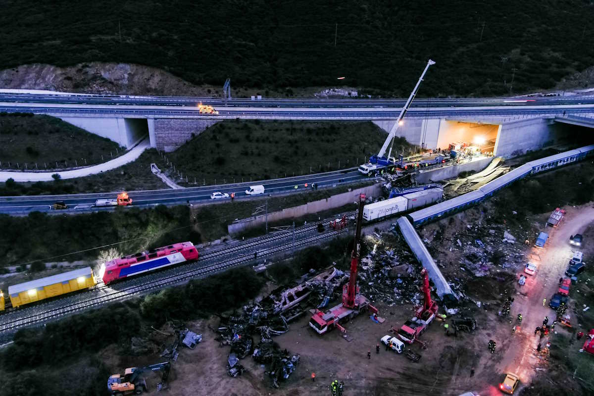 Συνεχίζονται οι έρευνες στο χώρο του πολύνεκρου σιδηροδρομικού δυστυχήματος στα Τέμπη .  Τετάρτη 1 Μαρτίου 2023 (ΒΑΣΙΛΗΣ ΒΕΡΒΕΡΙΔΗΣ