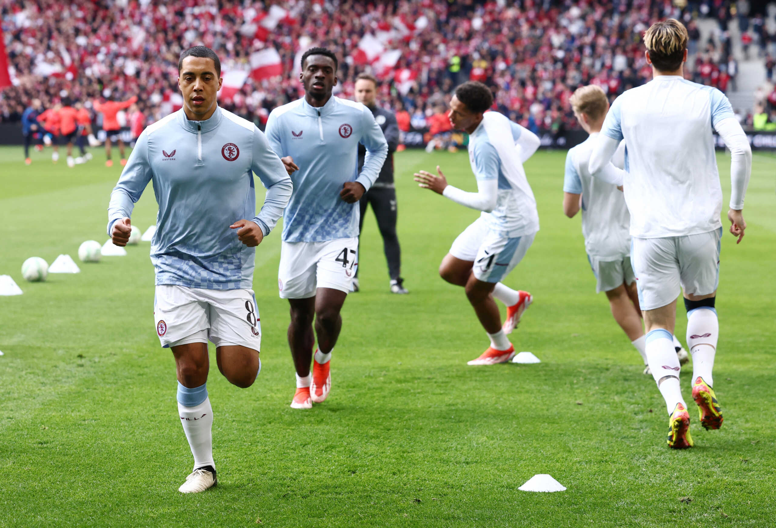 Soccer Football - Europa Conference League - Quarter Final - Second Leg - Lille v Aston Villa - Stade Pierre-Mauroy, Villeneuve-d'Ascq, France - April 18, 2024 Aston Villa's Youri Tielemans with teammates during the warm up before the match REUTERS
