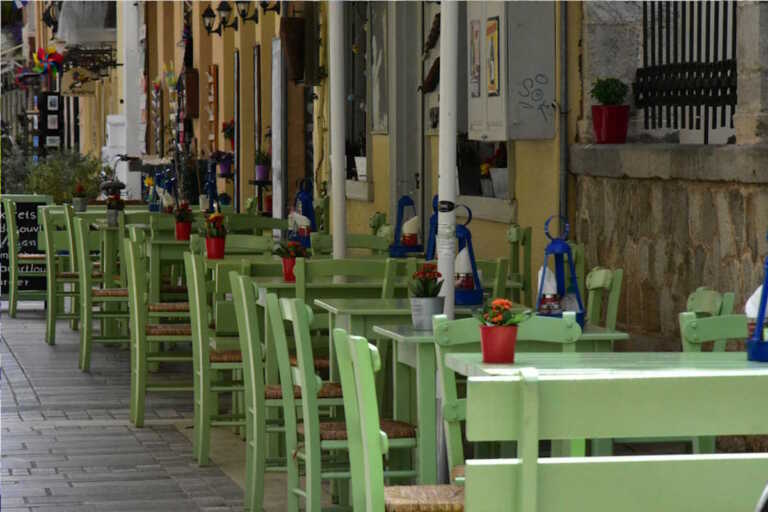 «Σκούπα» για τα παράνομα τραπεζοκαθίσματα στο κέντρο της Αθήνας – «Σαφάρι» ελέγχων από κλιμάκια του δήμου