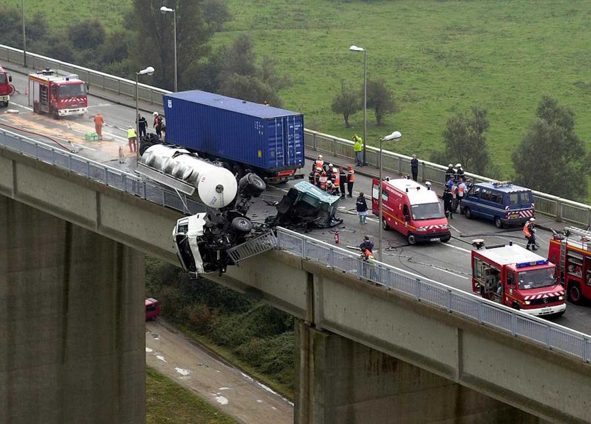 TAN01 - 20021002 - LE HAVRE, FRANCE :  Rescue services take charge 02 October 2002 obn the Tancarville bridge, near Le Havre, after an accident between two trucks left a tanker lorry precariously balanced on the edge of the bridge.  Both drivers were killed.     EPA PHOTO      AFP
