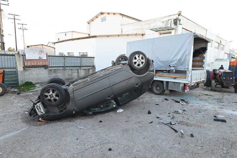 Αυτοκίνητο αναποδογύρισε στη λεωφόρο Πεντέλης - Τραυματίστηκε ελαφρά ο οδηγός, μποτιλιάρισμα στο Χαλάνδρι
