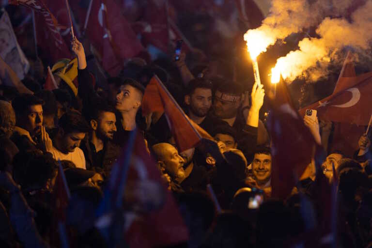 Ένας νεκρός και 4 τραυματίες σε επεισόδια μεταξύ οπαδών και αντιπάλων του κόμματος Ερντογάν