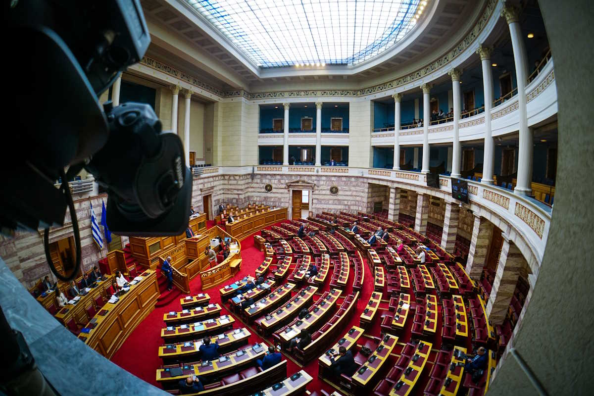 Τα κόμματα καταδικάζουν την επίθεση του πρώην βουλευτή των Σπαρτιατών Κωνσταντίνου Φλώρου στον Βασίλη Γραμμένο