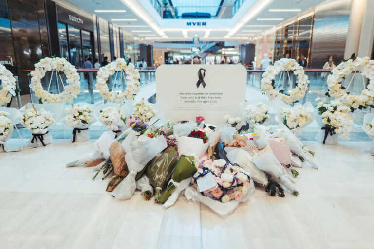 Φόρος τιμής στους νεκρούς από την επίθεση με μαχαίρι στο εμπορικό κέντρο στο Σίδνεϊ - Δακρυσμένα πρόσωπα και λουλούδια