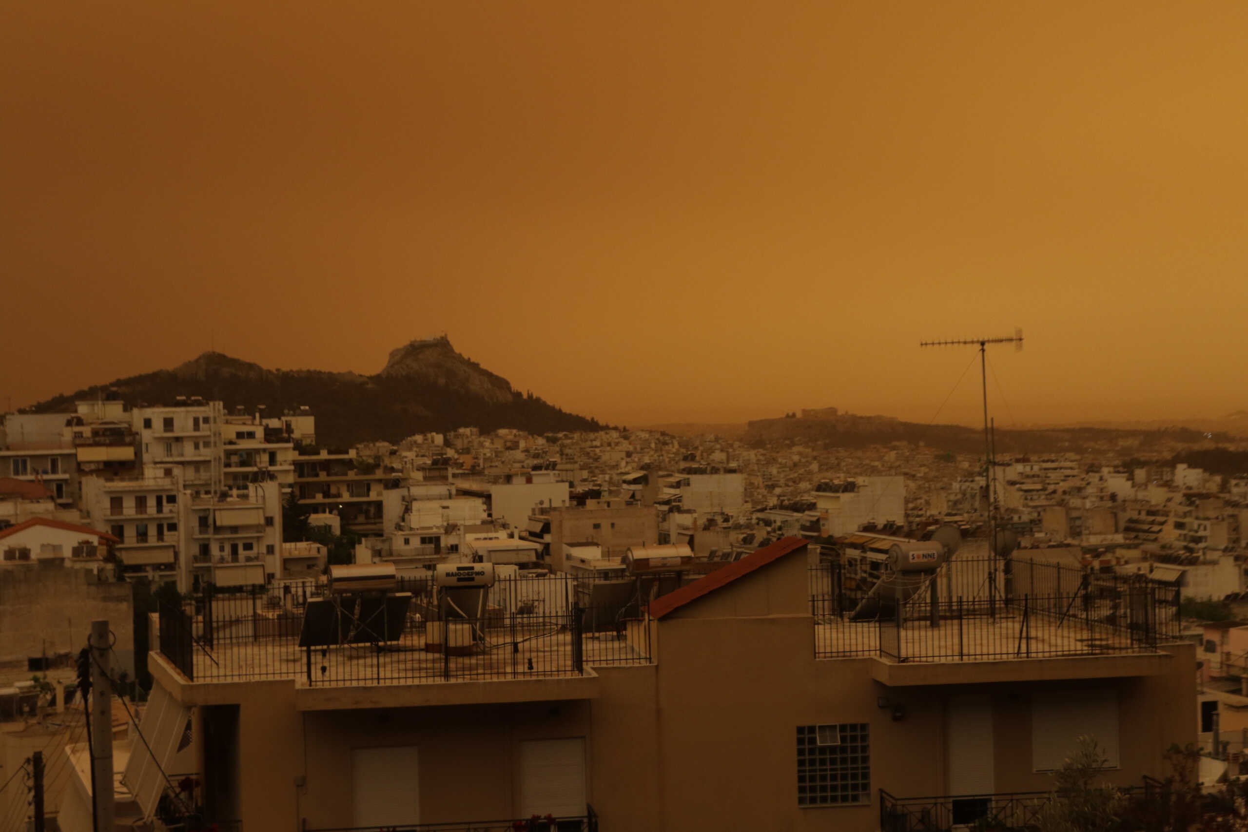 Μια διαφορετικη εικονα παρουσιαζει σημερα η Αθηνα με το πορτοκαλι χρωμα απο την Aφρικανικη σκονη που εχει σκεπασει ολον τον Αττικο Ουρανο(Φωτο απο Αττικο Αλσος)--ΧΡΗΣΤΟΣ ΜΠΟΝΗΣ