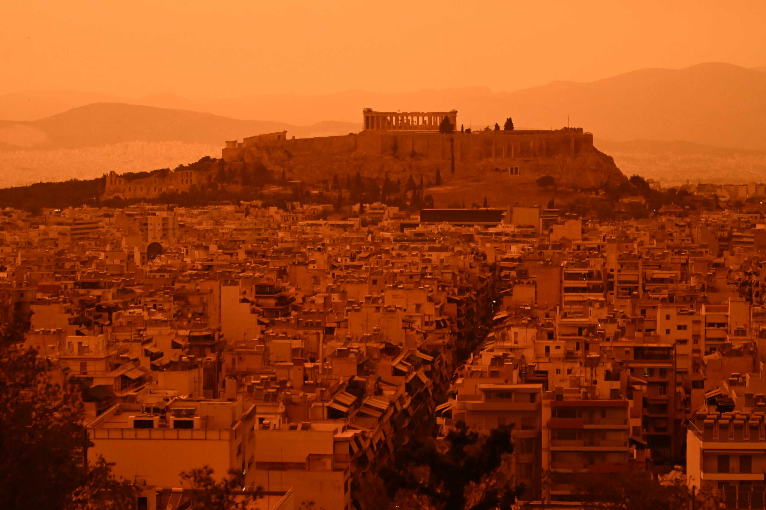 Έντονη αυτή την ώρα η αφρικανική σκόνη πάνω από την Αθήνα.  Τρίτη 23 Απριλίου 2024  (ΚΩΣΤΑΣ ΤΖΟΥΜΑΣ