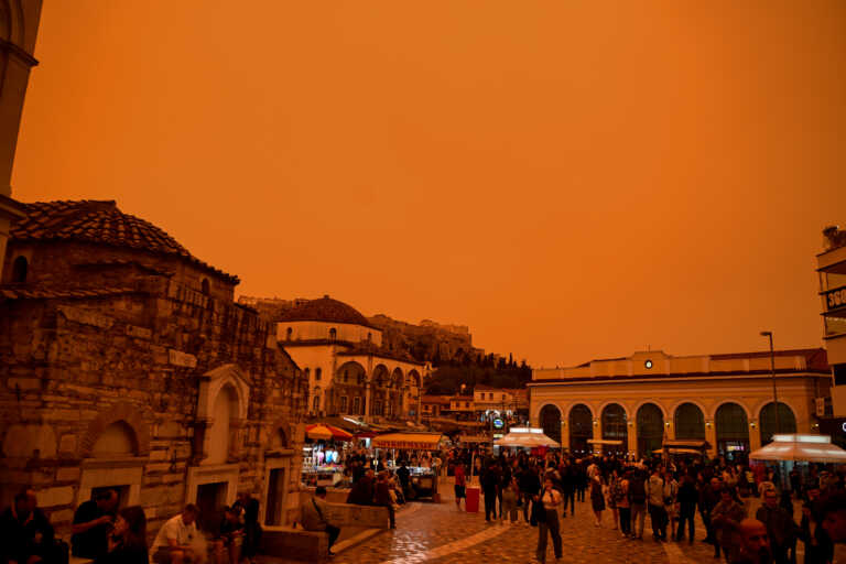 Σε «πορτοκαλί πολιορκία» η χώρα από την αφρικανική σκόνη - Αποπνικτική ατμόσφαιρα, πότε θα καθαρίσει ο ουρανός