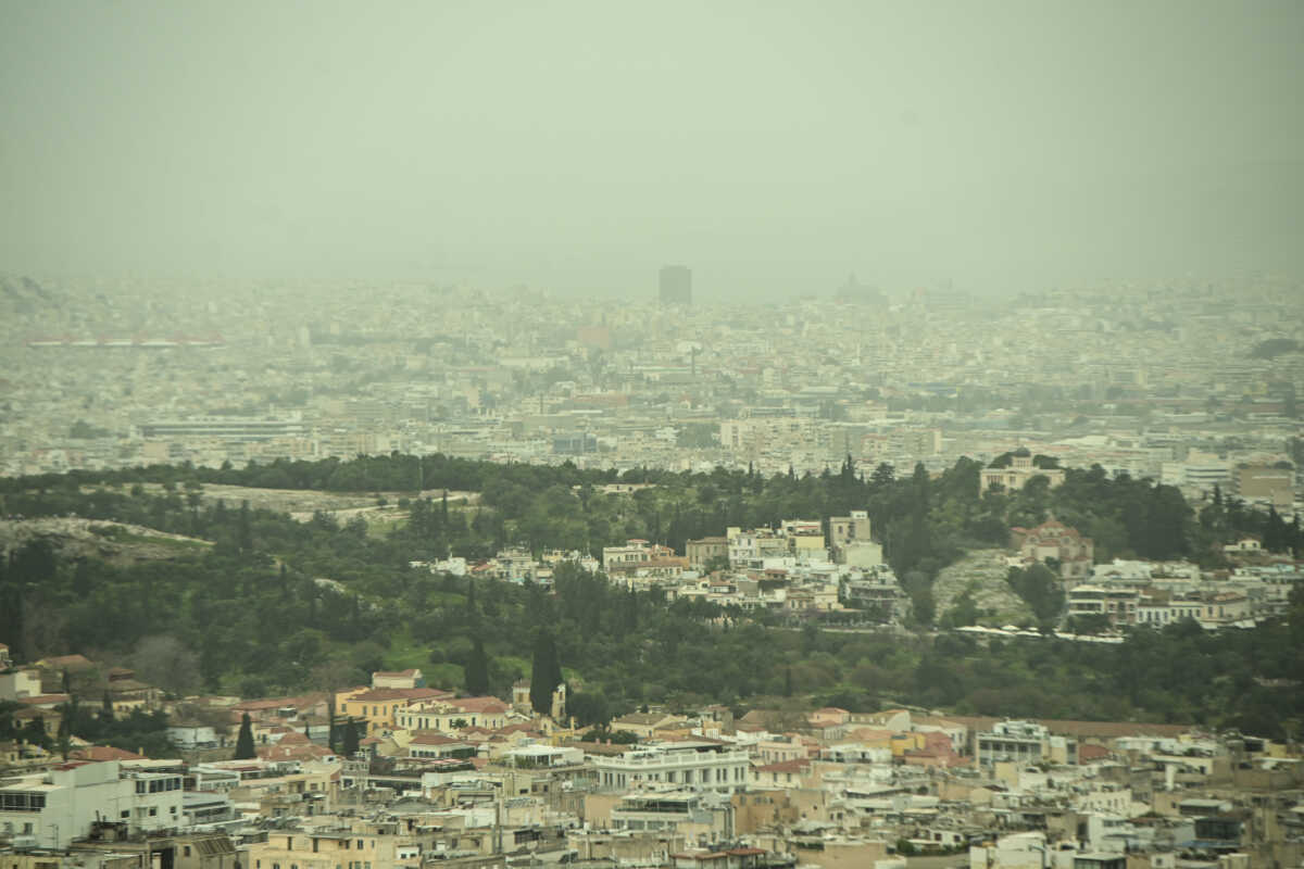 Στιγμιότυπο από την Αθήνα, Πέμπτη 28 Μαρτίου 2024. Σκόνη που μεταφέρθηκε, λόγω μετεωρολογικών συνθηκών από την βόρεια Αφρική σκέπασε την ατμόσφαιρα πάνω από την Αττική. 
(ΚΩΣΤΑΣ ΤΖΟΥΜΑΣ