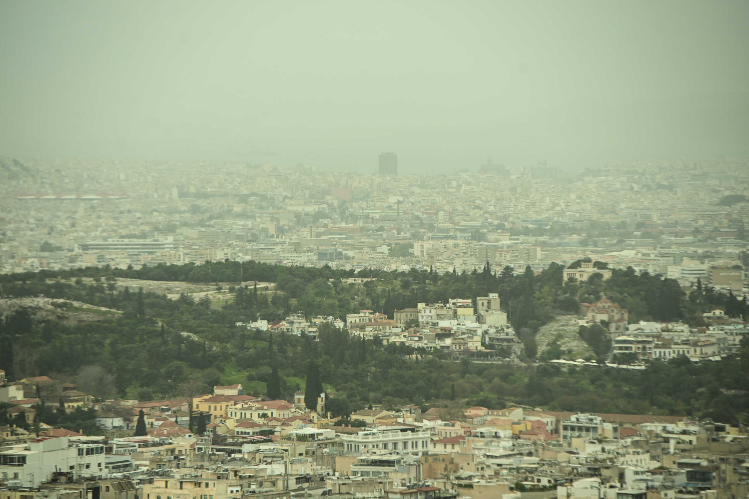 Στιγμιότυπο από την Αθήνα, Πέμπτη 28 Μαρτίου 2024. Σκόνη που μεταφέρθηκε, λόγω μετεωρολογικών συνθηκών από την βόρεια Αφρική σκέπασε την ατμόσφαιρα πάνω από την Αττική. 
(ΚΩΣΤΑΣ ΤΖΟΥΜΑΣ