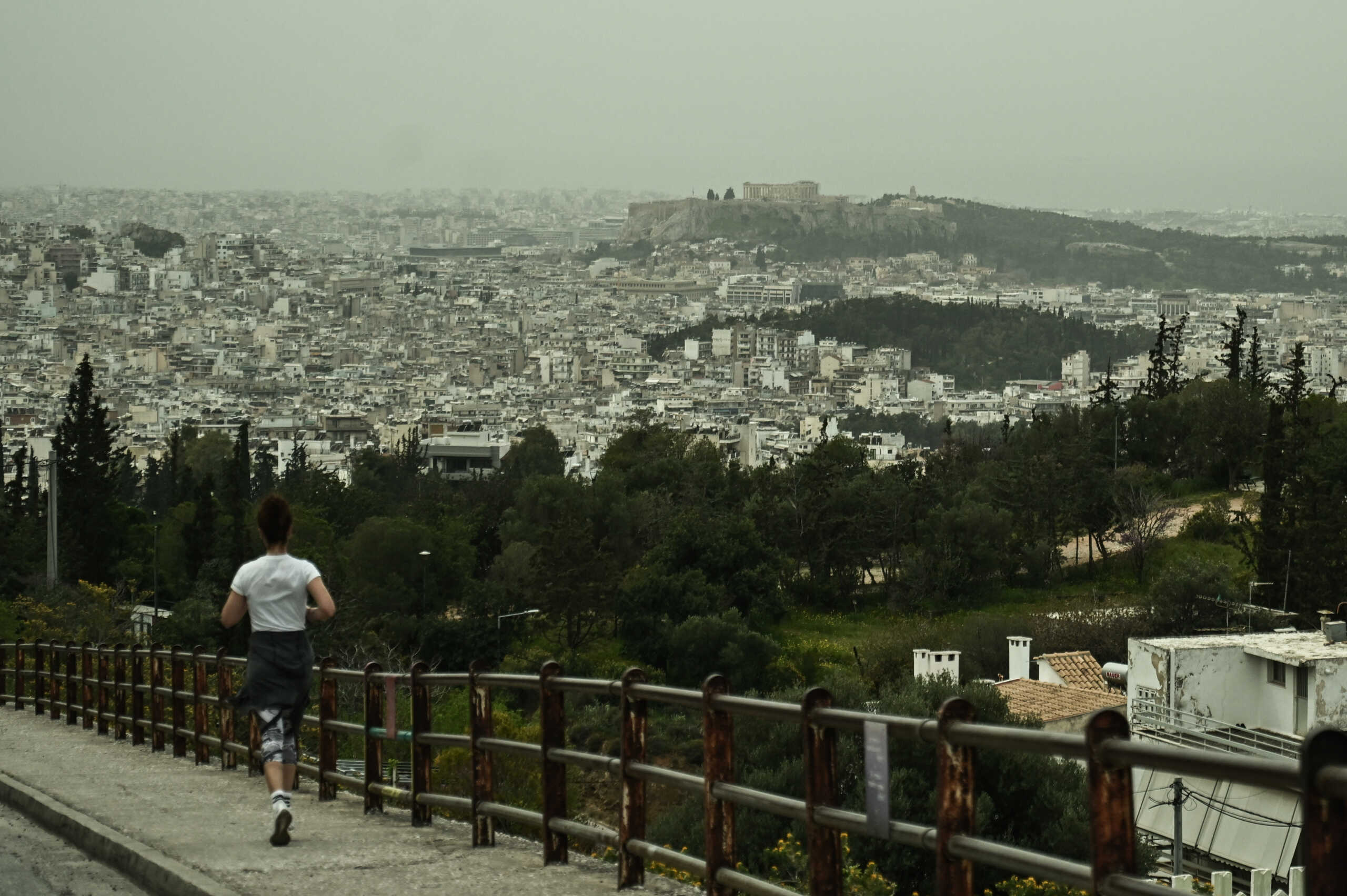 Στιγμιότυπο από την Αθήνα, Πέμπτη 28 Μαρτίου 2024. Σκόνη που μεταφέρθηκε, λόγω μετεωρολογικών συνθηκών από την βόρεια Αφρική σκέπασε την ατμόσφαιρα πάνω από την Αττική. 
(ΚΩΣΤΑΣ ΤΖΟΥΜΑΣ