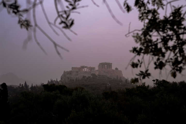 Ένα απέραντο θολό τοπίο η Αθήνα από την αφρικανική σκόνη, υποχωρεί σταδιακά σήμερα - Οι συστάσεις του υπουργείου Υγείας