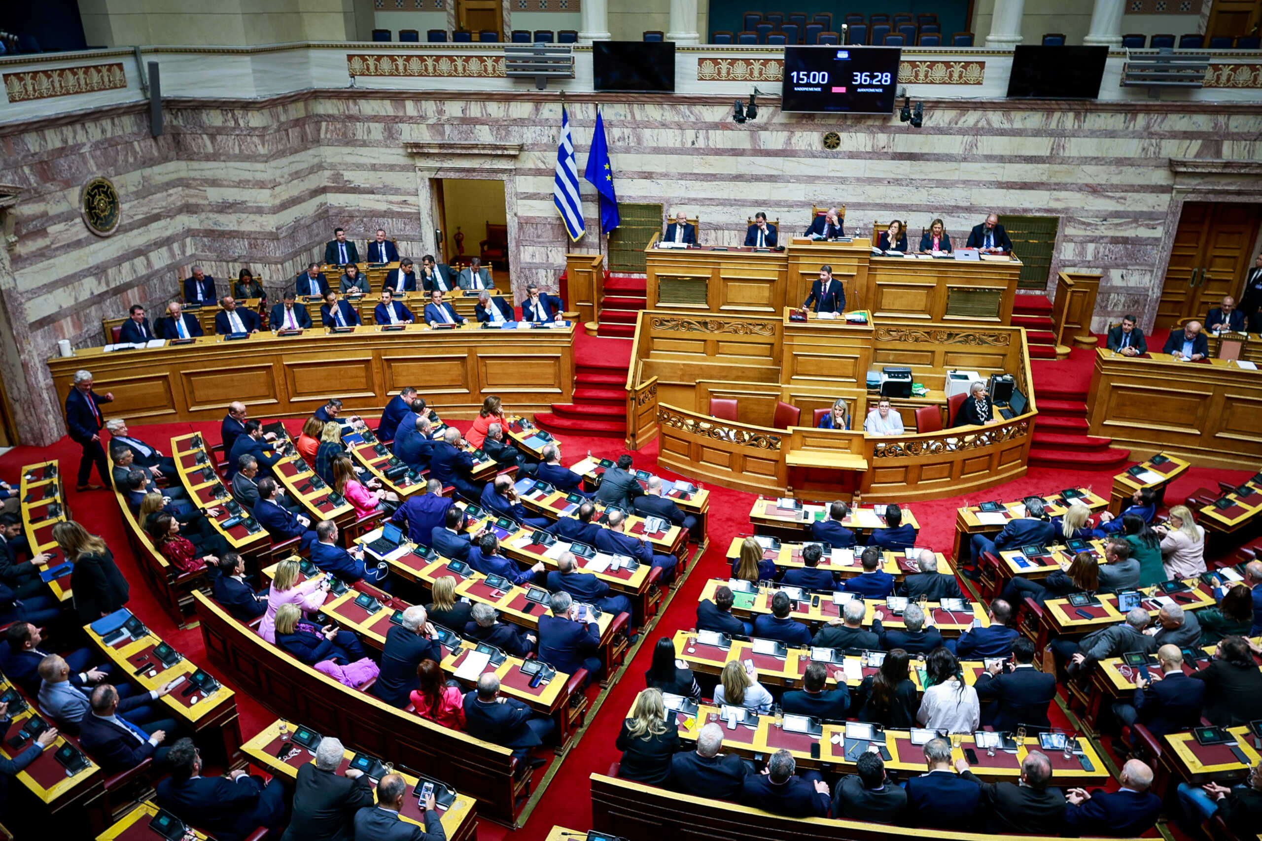 Τρίτη ημέρα της συζήτησης στην Ολομέλεια της Βουλής της πρότασης δυσπιστίας στην κυβέρνηση που κατέθεσε ο πρόεδρος του ΠΑΣΟΚ-Κινήματος Αλλαγής Νίκος Ανδρουλάκης, με αφορμή το δημοσίευμα του "Βήματος της Κυριακής" για αλλοίωση των διαλόγων του σταθμάρχη της Λάρισας με τους μηχανοδηγούς το βράδυ της 28ης Φεβρουαρίου 2023, όταν και συνέβη η πολύνεκρη σύγκρουση αμαξοστοιχιών στα Τέμπη, Πέμπτη 28 Μαρτίου 2024. Την πρόταση δυσπιστίας του ΠΑΣΟΚ-Κινήματος Αλλαγής στηρίζουν ΣΥΡΙΖΑ-Προοδευτική Συμμαχία, ΚΚΕ, Νέα Αριστερά, Ελληνική Λύση και Πλεύση Ελευθερίας. 
(ΓΙΩΡΓΟΣ ΚΟΝΤΑΡΙΝΗΣ
