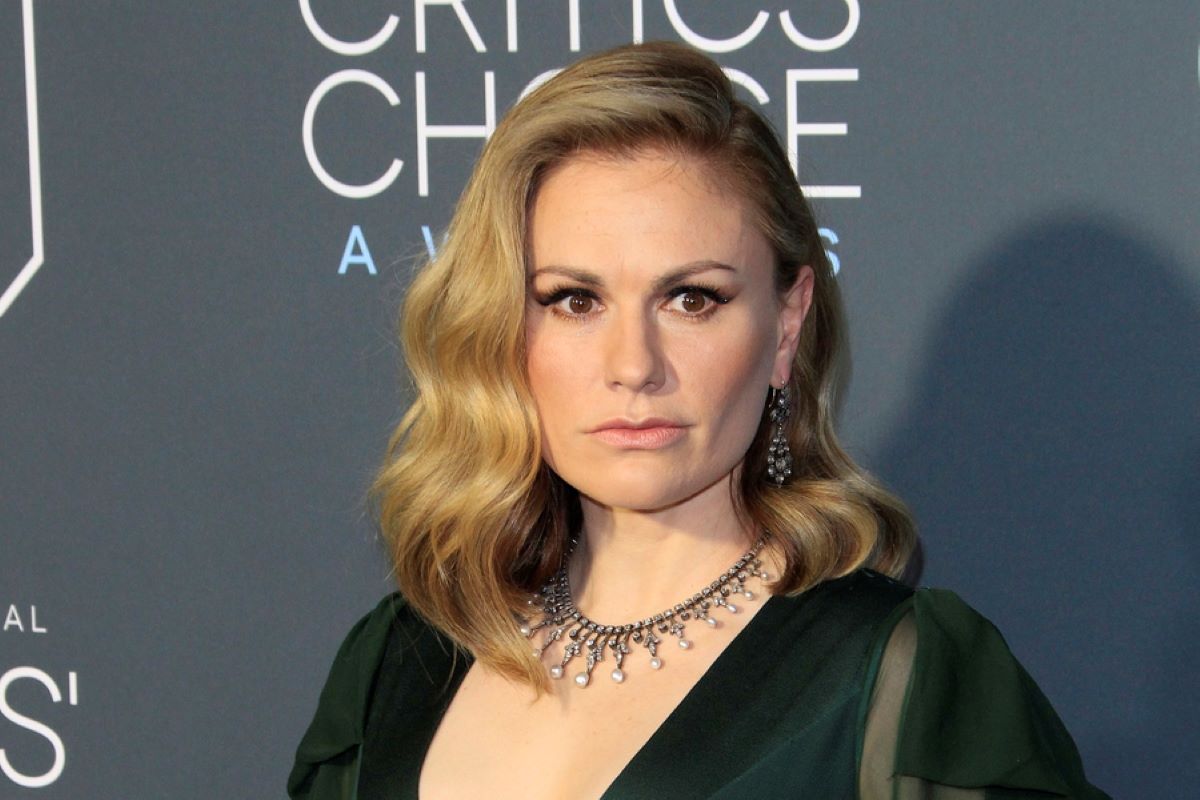 Η Anna Paquin περπάτησε στο κόκκινο χαλί με μπαστούνι – Αντιμετωπίζει δυσκολίες στην κίνηση και την ομιλία