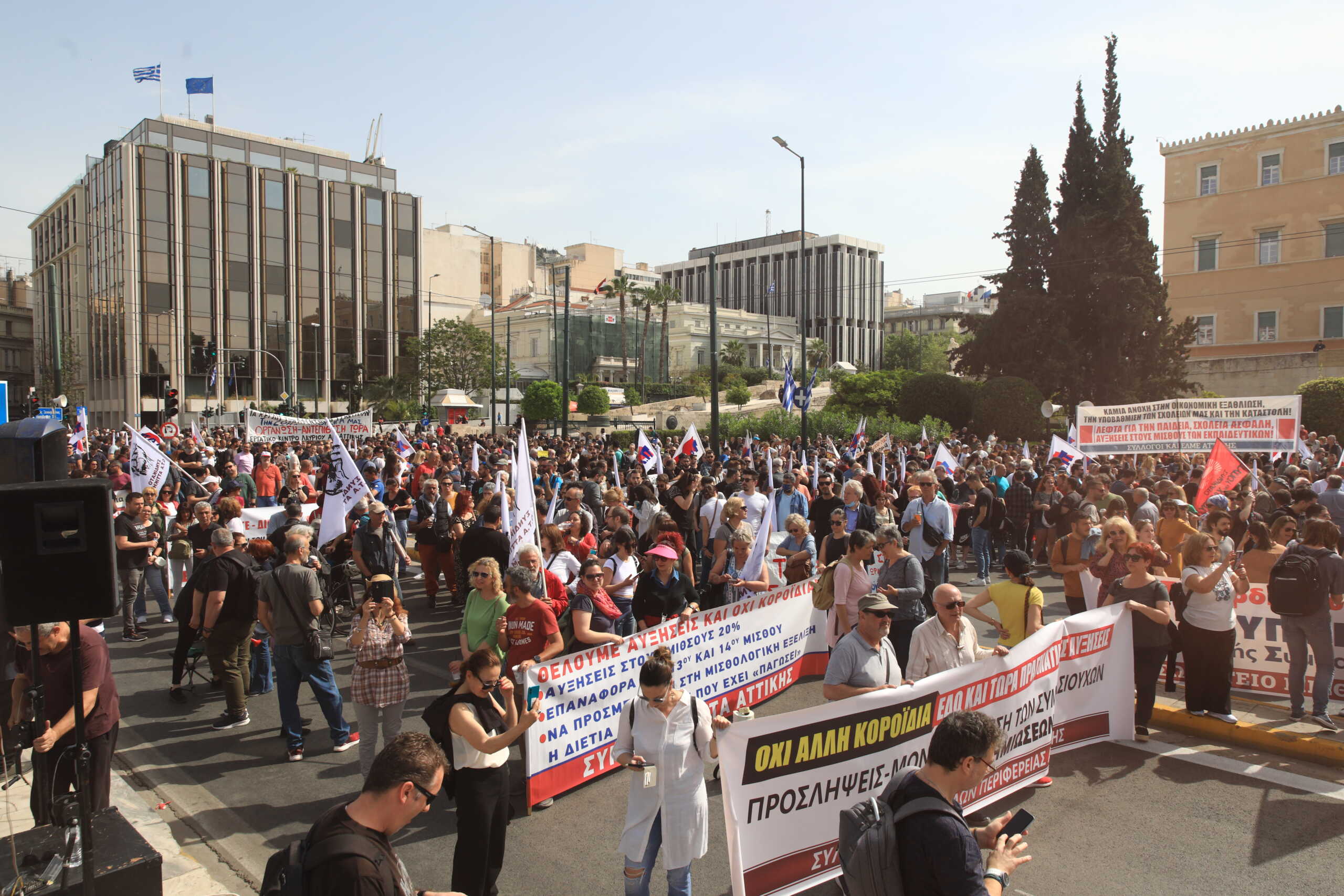 Απεργιακή συγκέντρωση του ΠΑΜΕ στην πλατεία Συντάγματος στα πλαίσια της 24ωρης απεργίας που έχει κηρύξει η Γενική Συνομοσπονδία Εργατών Ελλάδας (ΓΣΕΕ) με αιτήματα αυξήσεις σε μισθούς και συντάξεις, επαναφορά των συλλογικών συμβάσεων εργασίας και αποτελεσματικά μέτρα για την πάταξη της αισχροκέρδειας και της ακρίβειας, Τετάρτη 17 Απριλίου 2024. 
(ΓΙΑΝΝΗΣ ΠΑΝΑΓΟΠΟΥΛΟΣ