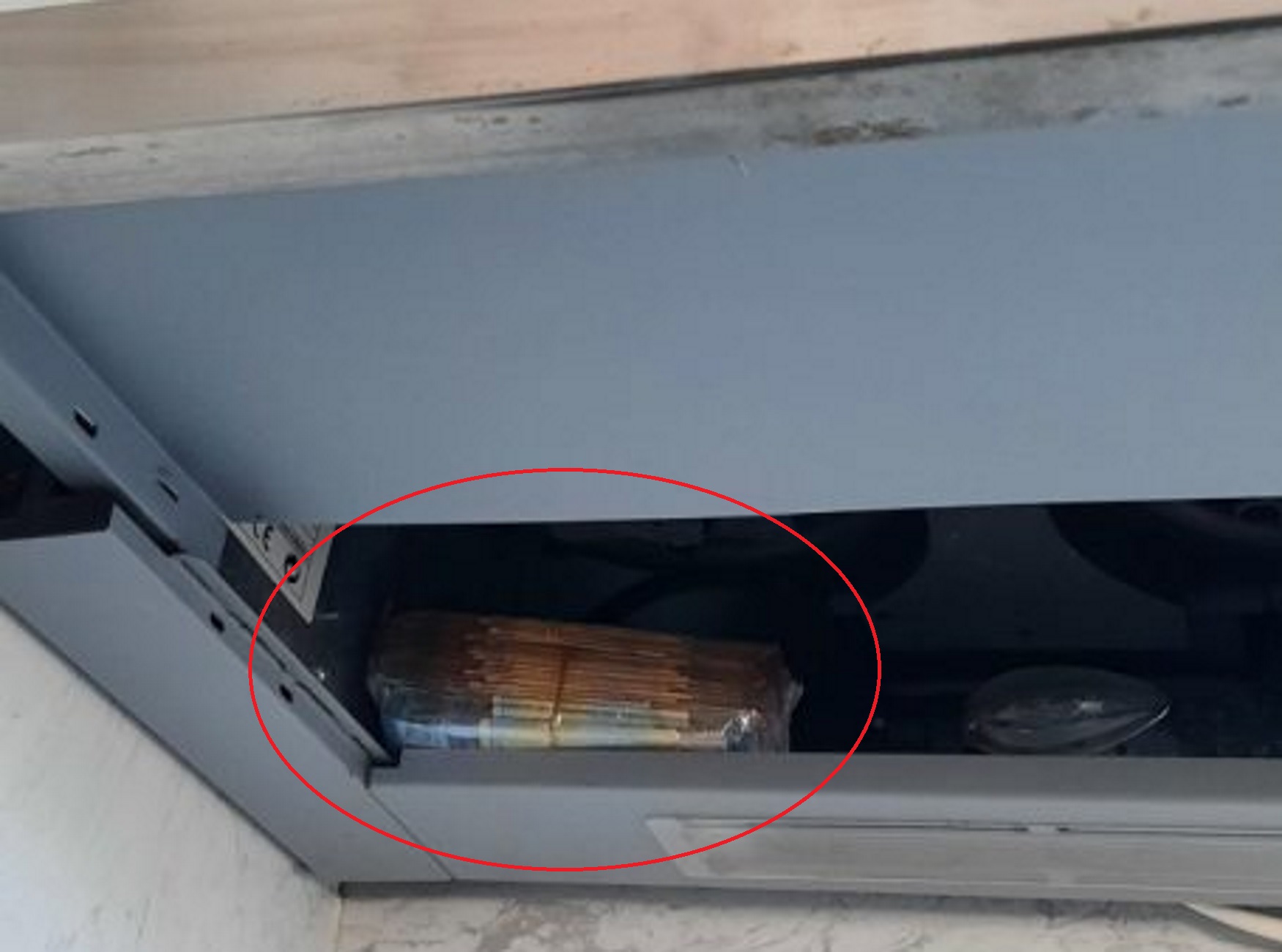 Ηράκλειο: Απορροφητήρας έκρυβε χρήματα και ναρκωτικά, οι εικόνες που είδαν οι αστυνομικοί