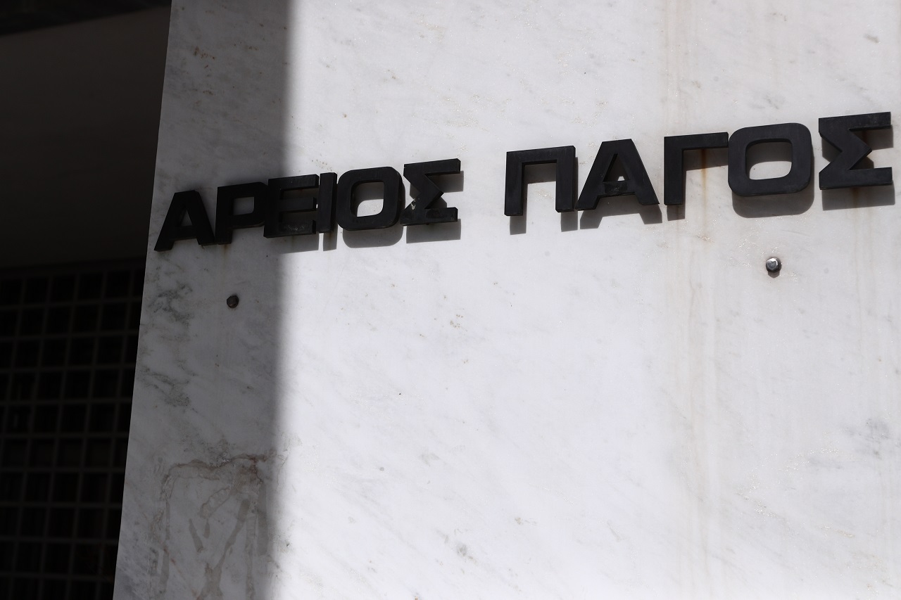 Τηλεφώνημα για βόμβα στον Άρειο Πάγο, Τρίτη 12 Μαρτίου 2024. Άγνωστος τηλεφώνησε στην εφημερίδα ΕΦΣΥΝ για τοποθέτηση βόμβας στο Εφετείο δίνοντας περιθώριο μιας ώρας. Το κτήριο εκκενώθηκε ενώ στο σημείο ερεύνησαν δυνάμεις του ΤΕΕΜ. 
(ΣΩΤΗΡΗΣ ΔΗΜΗΤΡΟΠΟΥΛΟΣ

Το απειλητικό τηλεφώνημα που προειδοποιούσε για την ύπαρξη βόμβας στον Άρειο Πάγο σημειώθηκε το μεσημέρι της Τρίτης.