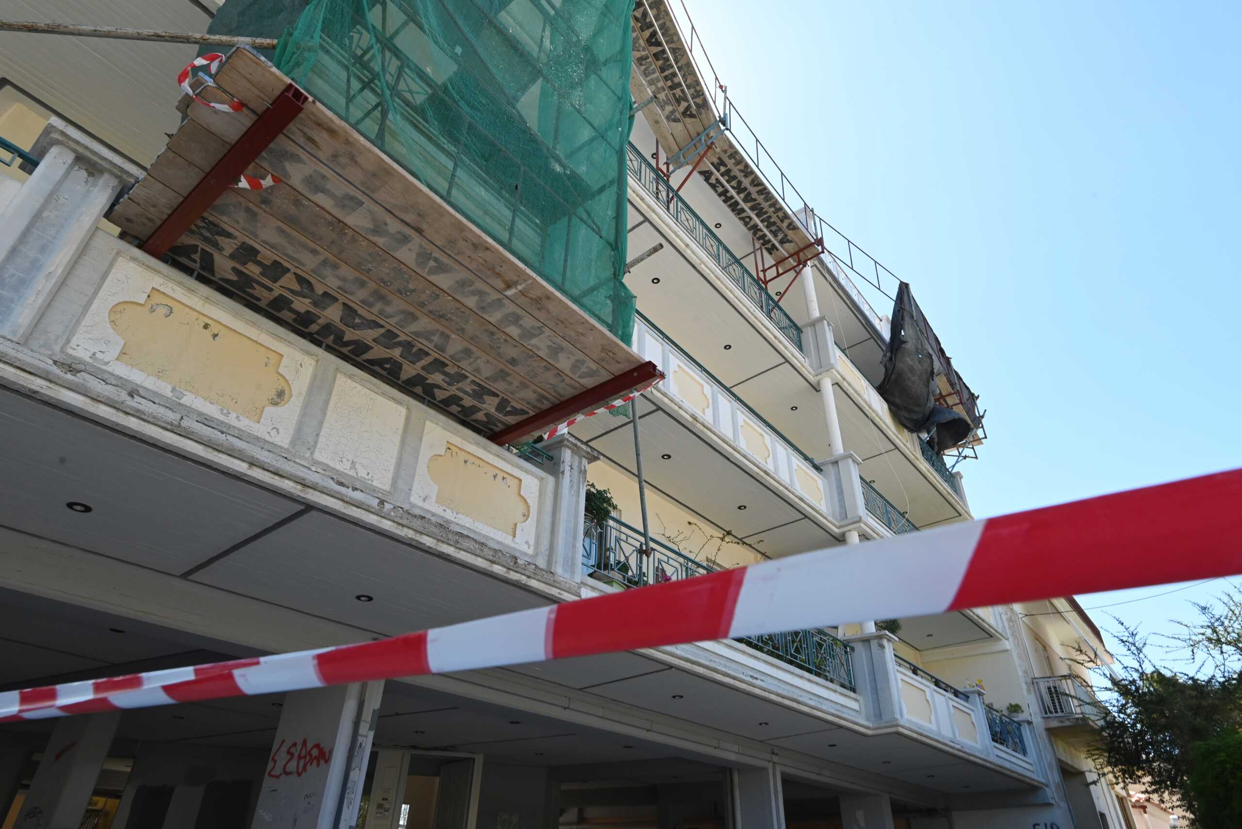 ΑΡΓΟΣ - Εργατικό δυστύχημα συνέβη το πρωί, Σάββατο 6 Απριλίου, στην οδό Μεγάλου Αλεξάνδρου στο Άργος, όταν έπεσαν από σκαλωσιά δύο εργαζόμενοι, με αποτέλεσμα ο ένας να χάσει τη ζωή του και ο δεύτερος να τραυματιστεί σοβαρά. Έρευνα για τα αίτια και τις συνθήκες του εργατικού δυστυχήματος διενεργεί το Αστυνομικό Τμήμα Άργους. (ΒΑΣΙΛΗΣ ΠΑΠΑΔΟΠΟΥΛΟΣ
