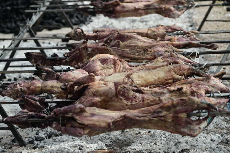 Πάσχα: Υποτονική η αγορά κρέατος - «Μπάχαλο» με τις τιμές του αρνιού