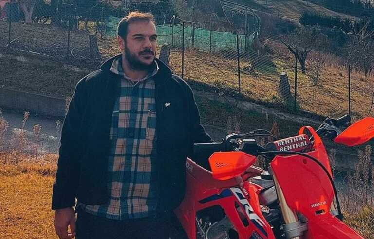 «Δεν μπορώ να το πιστέψω» - Συντετριμμένος ο πατέρας του 31χρονου αστυνομικού που σκοτώθηκε στο Πασαλιμάνι ενώ έκανε το μεροκάματό του