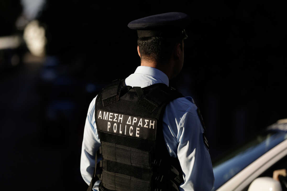 Åðé÷åßñçóç ôçò áóôõíïìßáò ãéá ôçí åîïõäåôÝñùóç åêñçêôéêïý ìç÷áíéóìïý ðïõ âñÝèçêå,ìåôÜ áðï ôçëåöþíçìá áãíþóôïõ,Ýîù áðü ôçí êáôïéêßá ðïõ äéáìÝíåé ï áíôéåéóáããåëÝáò ôïõ Áñåßïõ ÐÜãïõ, Éóßäùñïò ÍôïãéÜêïò, Ôñßôç 13 Íïåìâñßïõ 2018 (EUROKINISSI