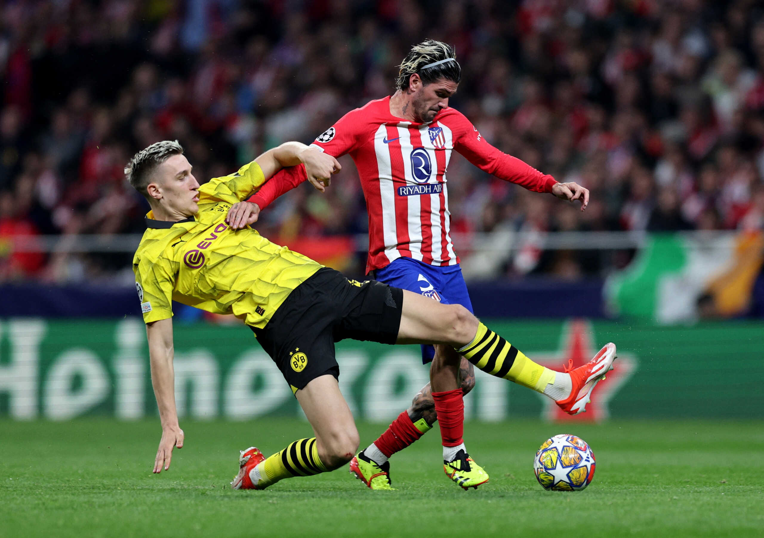 Soccer Football - Champions League - Quarter Final - First Leg - Atletico Madrid v Borussia Dortmund - Metropolitano, Madrid, Spain - April 10, 2024 Atletico Madrid's Rodrigo De Paul in action with Borussia Dortmund's Nico Schlotterbeck REUTERS