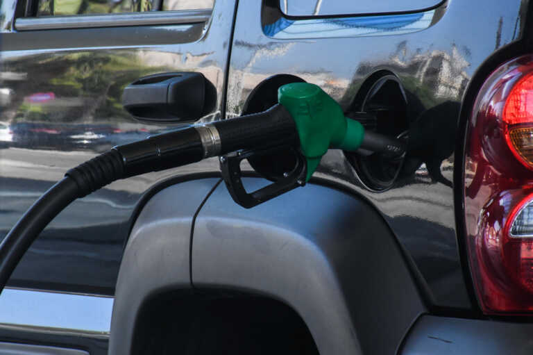 Η τιμή της βενζίνης εκτοξεύει το κόστος του πασχαλινού ταξιδιού