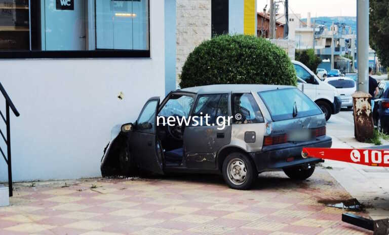 Οδηγός καρφώθηκε με το αυτοκίνητο της σε τοίχο στις Αχαρνές - Απεγκλωβίστηκε χωρίς τις αισθήσεις της