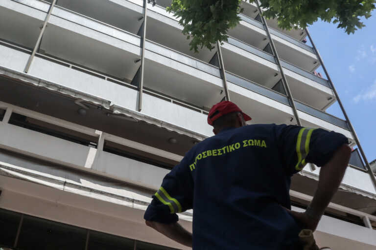 Λήξη συναγερμού στον Κορυδαλλό: Κατέβηκε από το μπαλκόνι ο άνδρας που απειλούσε να πέσει στο κενό