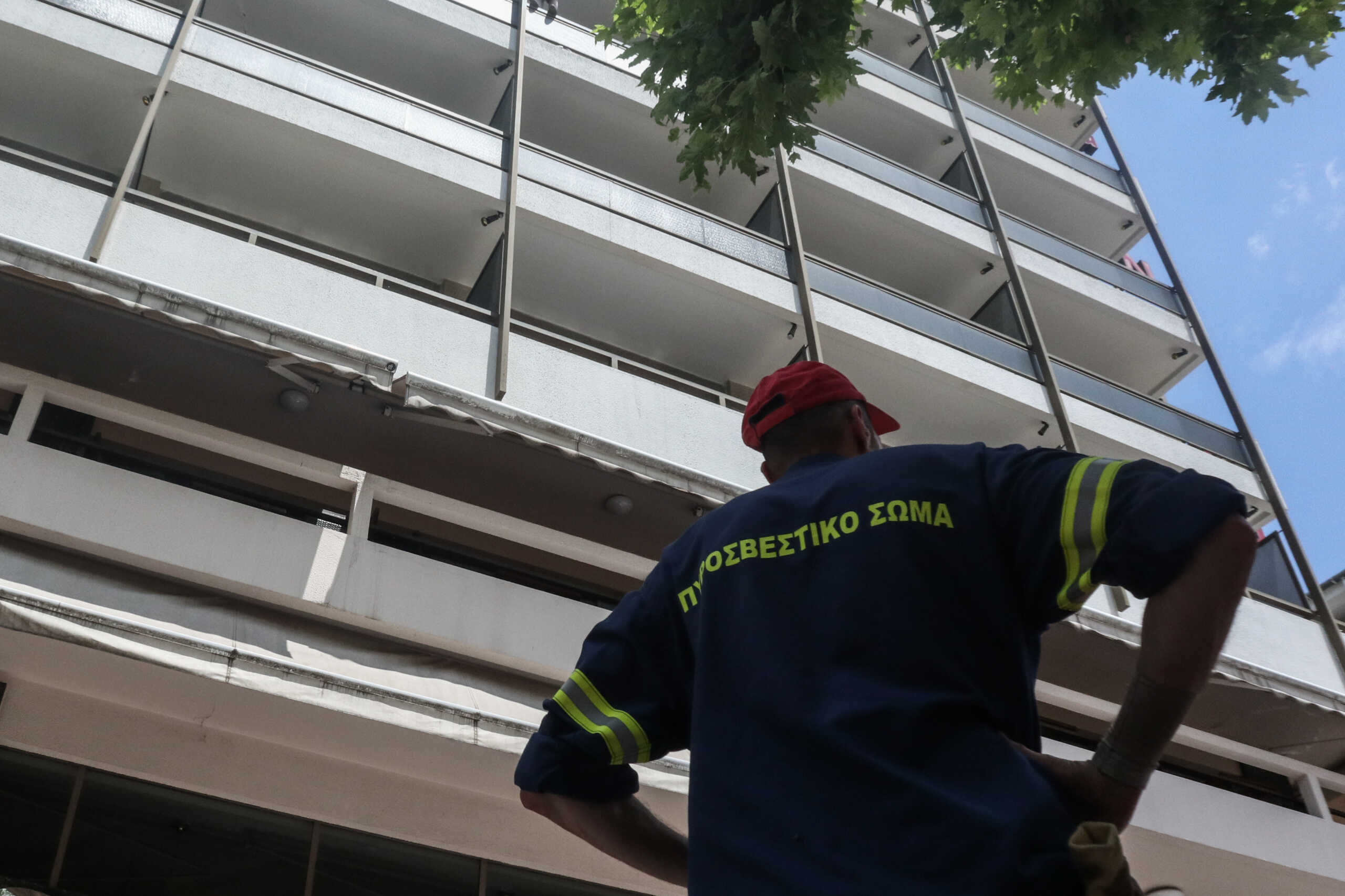 Κορυδαλλός: Άνδρας απειλούσε να πέσει στο κενό από τον 2ο όροφο πολυκατοικίας