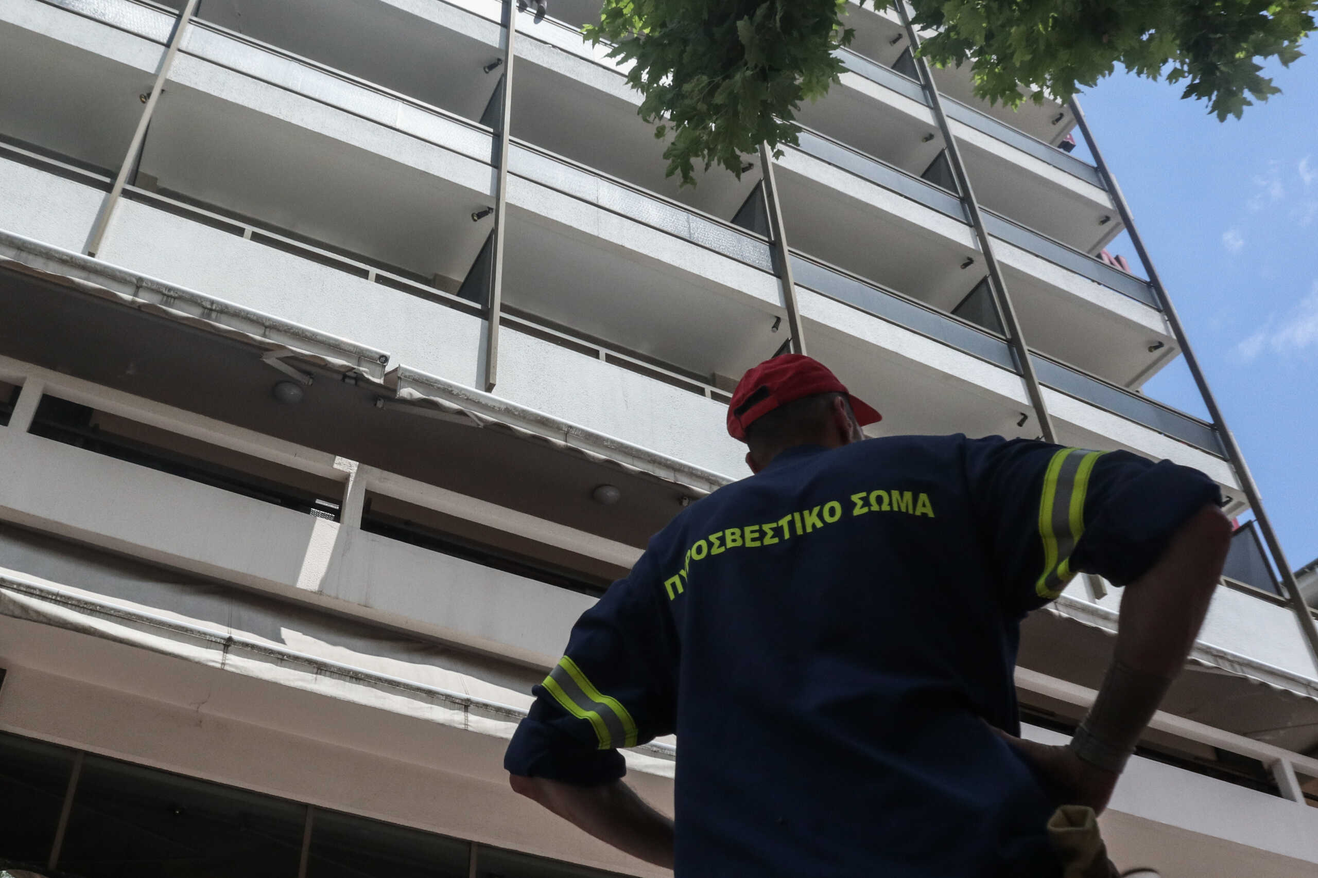 Γυναίκα απειλούσε να πέσει από μπαλκόνι ξενοδοχείου στο κέντρο τη Λάρισας, Τρίτη 13 Ιουνίου 2023. Οι άνδρες της ΕΜΑΚ ύστερα από διαπραγματεύσεις έπεισαν τελικά τη γυναίκα να κατέβει από το σημείο που είχε σκαρφαλώσει. 
(ΛΕΩΝΙΔΑΣ ΤΖΕΚΑΣ