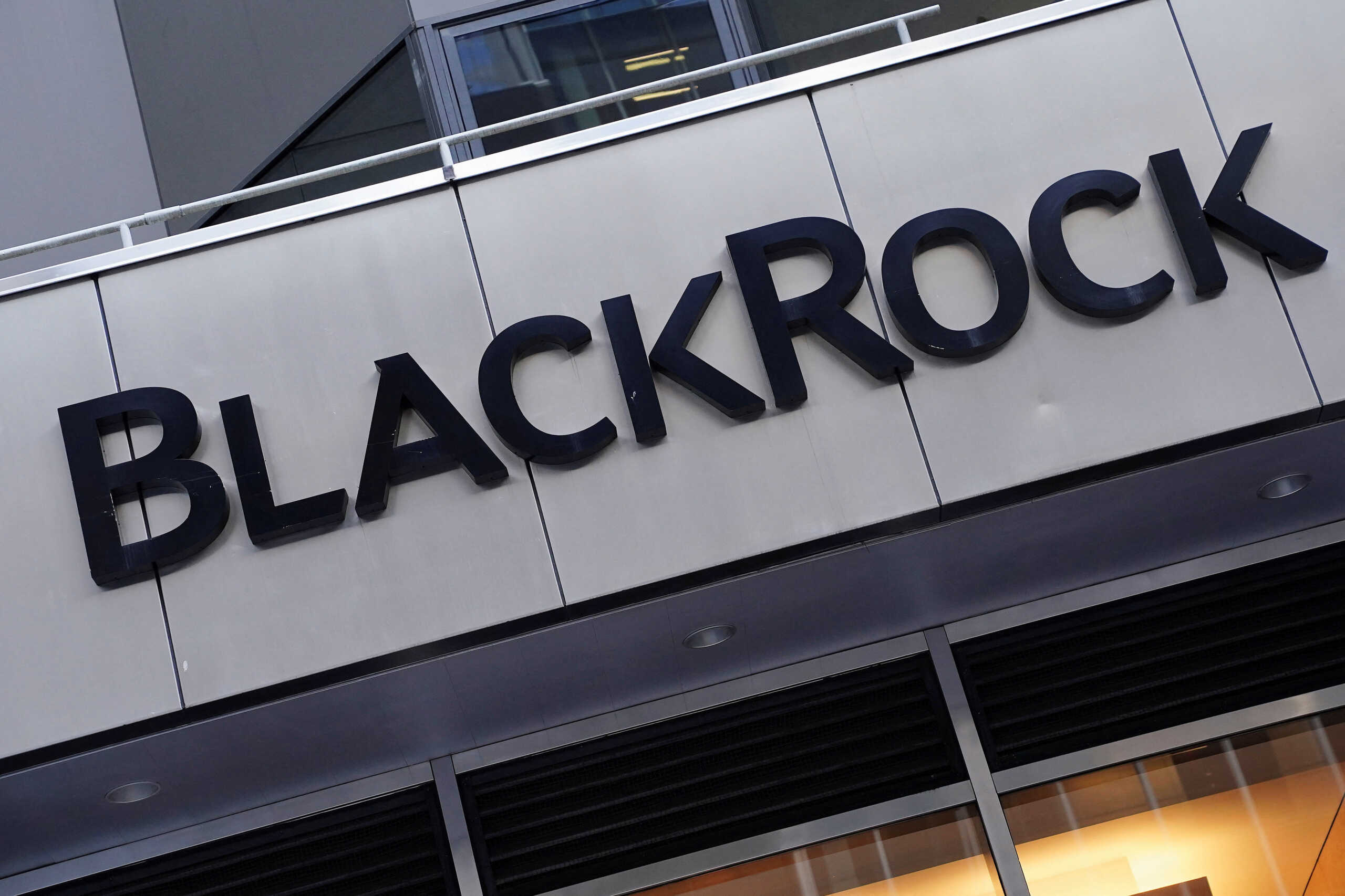 FILE PHOTO: The BlackRock logo is pictured outside their headquarters in the Manhattan borough of New York City, New York, U.S., May 25, 2021.  REUTERS